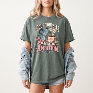 Camiseta de Dolly Parton, camiseta con estampado de café "Cup of Ambition" para fans de la música country, camiseta retro con estampado de vaquera, regalo inspirado en la canción "9 to 5" para ella. imagen 4