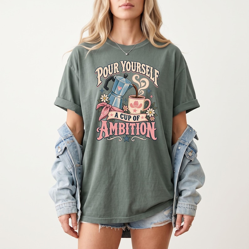Camiseta de Dolly Parton, camiseta con estampado de café "Cup of Ambition" para fans de la música country, camiseta retro con estampado de vaquera, regalo inspirado en la canción "9 to 5" para ella. imagen 4