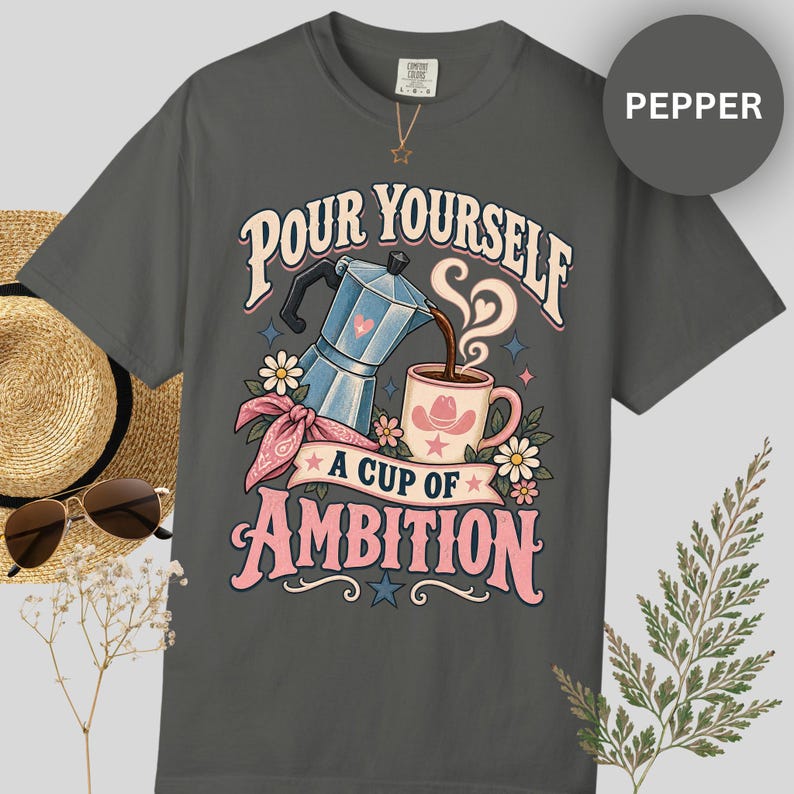 Camiseta de Dolly Parton, camiseta con estampado de café "Cup of Ambition" para fans de la música country, camiseta retro con estampado de vaquera, regalo inspirado en la canción "9 to 5" para ella. imagen 6