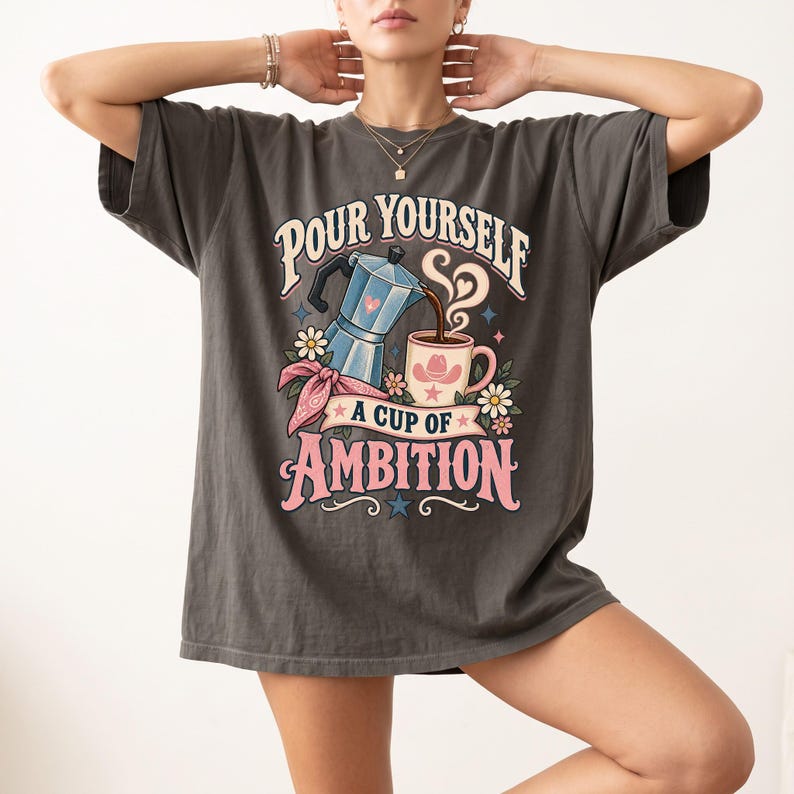 Camiseta de Dolly Parton, camiseta con estampado de café "Cup of Ambition" para fans de la música country, camiseta retro con estampado de vaquera, regalo inspirado en la canción "9 to 5" para ella. imagen 1