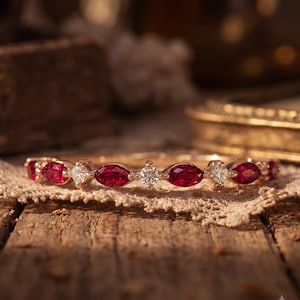 Rubin Marquise Alliansring, Elegant Stapelring, Smycken med Födelsesten