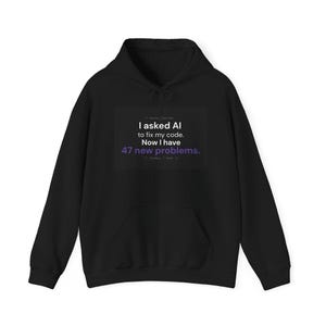 Op de afbeelding: Een zwarte hoodie met een grafische print op de borst. De tekst luidt: // error_log.txt I asked AI to fix my code. Now I have 47 new problems. // thanks, I hate it. De trui is voorzien van een kangoeroezak aan de voorzijde en lange mouwen.