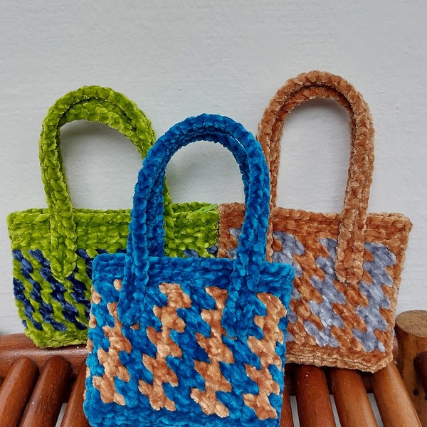 Woven mini coin and key pouch