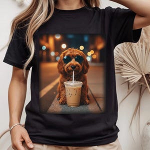 Comfort Colors® T-Shirt mit Cavapoo-Hund-Eiskaffee-Motiv, Humorvolles Shirt für Hundeliebhaber