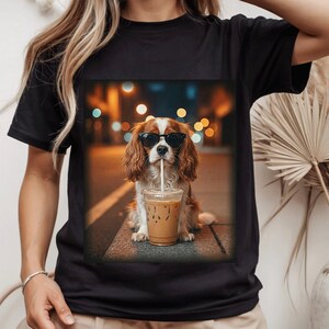 Maglietta Comfort Colors® King Charles Cavalier Iced Coffee Dog