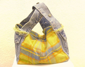 Handtasche aus recycelten Textilien.
