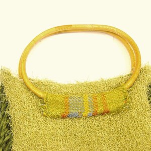 Schultertasche aus recycelten Textilien