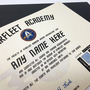 Entfessle den inneren Trekkie mit einem personalisierten Zertifikat der Sternenflottenakademie in einer Präsentationsmappe - personalisiert mit einem beliebigen Namen