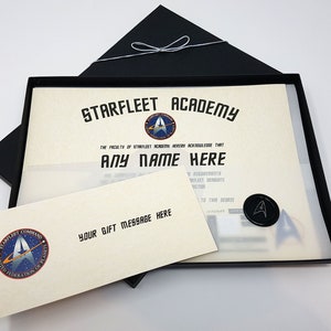 Entfessle deinen inneren Trekkie mit einem personalisierten Sternenflotten-Akademie-Zertifikat in einer luxuriösen Geschenkbox. Star Trek Geschenk.