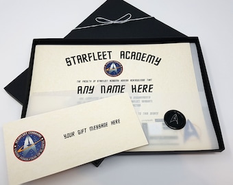 Laat je innerlijke trekkie los met een persoonlijk Starfleet Academy-certificaat in een luxe geschenkdoos. Star Trek-cadeau.