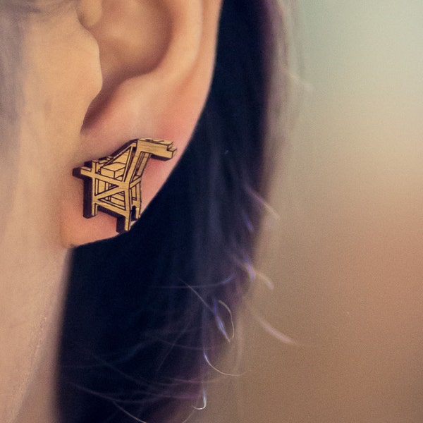 Oakland cargo crane stud earrings made of sustainable bamboo
