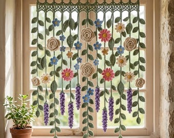 Peut inclure: Une cantonnière en crochet composée de vignes vertes suspendues avec diverses fleurs, dont des roses beiges, des marguerites roses, de petites fleurs bleues et des grappes violettes, suspendue à une tringle en bois avec des anneaux.