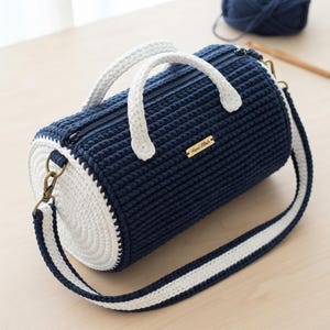 Crochet Cylinder Duffel Bag Pattern PDF, Textured Travel Bag, Zipper Handbag Tutorial, Crossbody Purse, Step by Step Photo Guide.