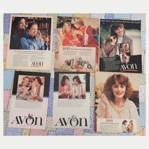 Op de afbeelding: Een verzameling van zes vintage Avon-advertenties met verschillende personen die cosmetica aanbrengen, waaronder lippenstift en parfum. Elke rechthoekige papieren advertentie toont het Avon-logo, beschrijvende Duitse tekst en fotografische beelden van mensen die schoonheidsproducten gebruiken.