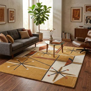 Può includere: Un tappeto rettangolare caratterizzato da un motivo geometrico con sezioni color giallo senape, crema e arancione bruciato. Il design include motivi a stella neri, sottili linee intersecanti e forme piene, creando un aspetto strutturato.