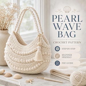 Op de afbeelding: Een crèmekleurige gehaakte tas met een gestructureerd golfpatroon en nopsteken, voorzien van twee gevlochten hengsels en een bijpassend kwastje. De tekst luidt PEARL WAVE BAG, CROCHET PATTERN, STEP BY STEP, BEGINNER FRIENDLY en PDF GUIDE.