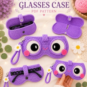 Puede incluir: Una colección de estuches para gafas de búho tejidos en crochet morado con grandes ojos blancos y negros, mejillas rosas y un pequeño dije de margarita en una correa. El texto CROCHET OWL GLASSES CASE PDF PATTERN y CrochetCritterLab es visible.