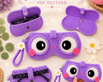 Puede incluir: Una colección de estuches para gafas de búho tejidos en crochet morado con grandes ojos blancos y negros, mejillas rosas y un pequeño dije de margarita en una correa. El texto CROCHET OWL GLASSES CASE PDF PATTERN y CrochetCritterLab es visible.