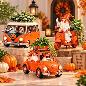 Könnte beinhalten: Drei orangefarbene dekorative Pflanzgefäße in Form eines Oldtimer-Vans, eines Rollers und eines Autos, die jeweils Geisterfiguren und Grünpflanzen tragen. Ein Holzschild trägt die Aufschrift Spooky Plants Happy Hearts. Kürbisse und Herbstlaub.