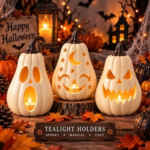 Può includere: Tre portacandele a forma di zucca in ceramica color bianco sporco con steli marrone scuro. Quello a sinistra ha bocca e occhi ovali, quello centrale presenta una mezzaluna e stelle con un volto sorridente, quello a destra un ghigno dentato.