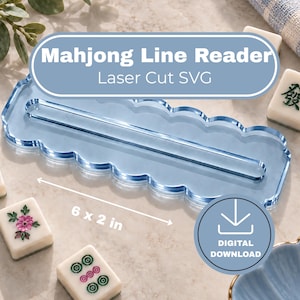 Pode incluir: Um leitor de linhas de Mahjong em acrílico azul claro translúcido, modelo SVG para corte a laser. A ferramenta retangular apresenta uma borda recortada e uma longa ranhura horizontal centralizada. O texto indica um tamanho de 6 x 2 polegadas e download digital.