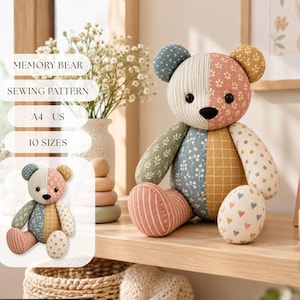Puede incluir: Un oso de peluche de patchwork hecho de varios patrones de tela, incluyendo estampados florales, de rayas y de corazones en tonos apagados de azul, verde, rosa y amarillo. El texto en la imagen dice: MEMORY BEAR, SEWING PATTERN, A4 - US, 10 SIZES.