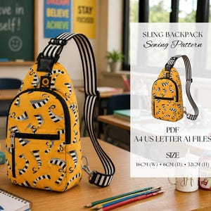 Könnte beinhalten: Ein gelber Sling-Rucksack mit einem schwarz-weiß gestreiften Riemen und einem sich wiederholenden Muster aus schwarz-weißen geschwungenen Formen. Der Text lautet SLING BACKPACK Sewing Pattern, PDF, A4 US LETTER AI FILES, und SIZE 16CM (W) 6CM (D) 32CM (H).