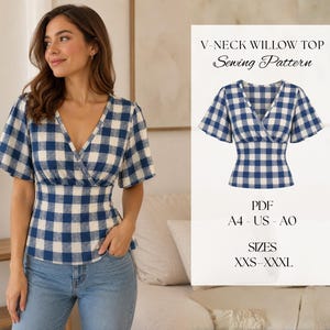 Op de afbeelding: Een naaipatroon voor een Willow-top met V-hals, blauw-wit vichy-ruitpatroon, korte vlindermouwen en een getailleerde pasvorm. De tekst luidt: V-NECK WILLOW TOP Sewing Pattern, PDF A4 - US - A0, SIZES XXS-XXXL.