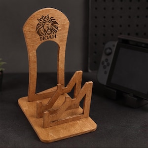 Supporto per gamepad in legno personalizzato con incisione di un leone, porta controller personalizzato, organizer da scrivania per gamer