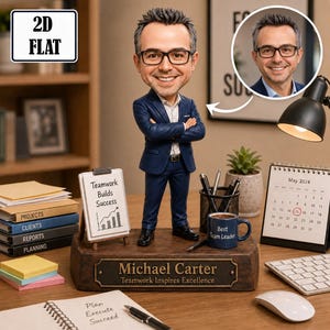 Puede incluir: Una figura bobblehead personalizada de un hombre con traje azul marino y gafas, sobre una base de madera con una placa que dice Michael Carter y Teamwork Inspires Excellence. Incluye una pizarra en miniatura con Teamwork Builds Success.