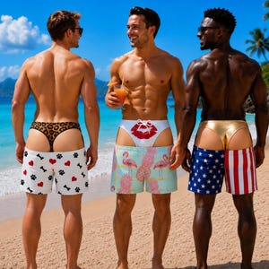 Peut inclure: Trois maillots de bain aux motifs distincts. Un modèle à fond blanc avec des cœurs rouges et des empreintes de pattes noires, un modèle bleu clair avec des flamants roses et des ananas, et un modèle avec un motif de drapeau américain.