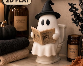 Może przedstawiać: Biała figurka ducha w czarnym kapeluszu czarownicy, siedząca na białej toalecie i czytająca gazetę z tytułem Spooky Daily. Duch ma dwoje czarnych, owalnych oczu i trzyma otwartą gazetę obiema rękami w pozycji siedzącej.
