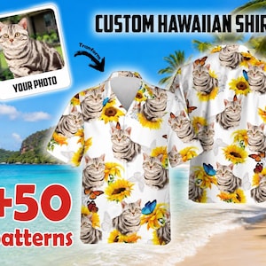 Op de afbeelding: Een shirt met korte mouwen en een witte achtergrond met een herhalend patroon van cyperse katten, gele zonnebloemen en blauwe en oranje vlinders. De tekst CUSTOM HAWAIIAN SHIRT, +50 patterns en YOUR PHOTO is zichtbaar op de afbeelding.