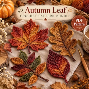 Può includere: Un set di schemi all'uncinetto intitolato Autumn Leaf Crochet Pattern Bundle PDF Pattern che presenta quattro foglie lavorate a mano in tonalità di rosso, arancione, giallo e verde, disposte su un tessuto chiaro con un uncinetto in legno.