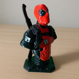 Deadpool-bustefiguur - 3D-geprint standbeeld van Marvel-personage decoratief object (12 cm - 4,72 inç)