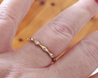 Gold wavy cubic zirconia band ring, modern jewelry