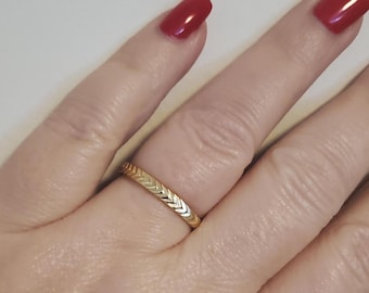 Gold arrow band ring, simple wedding band, sizes US 6-8