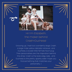 Peut inclure: Une femme avec deux enfants et deux chiens pose pour une photo devant une maison. La femme tient un petit chien dans ses bras. La l&eacute;gende dit "Bonjour ! Je suis Elizabeth, la cr&eacute;atrice derri&egrave;re Crash+Duchess ! En grandissant, j'ai eu deux chiens formidables : Crash, un grand labrador jaune m&acirc;le... et Duchess, un petit carlin fauve femelle. Leurs personnalit&eacute;s sont l'inspiration derri&egrave;re la boutique. Crash est le c&ocirc;t&eacute; audacieux et branch&eacute;... et Duchess est le c&ocirc;t&eacute; joli et p&eacute;tillant ! J'esp&egrave;re que vous trouverez quelque chose qui correspond &agrave; votre personnalit&eacute; :)"