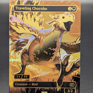 Peut inclure: Une carte à collectionner dorée intitulée Traveling Chocobo, illustrée d'un oiseau stylisé. La carte affiche le texte Creature - Bird, 3/2, 11/77, ainsi que les informations de copyright de Wizards of the Coast et de Square Enix.