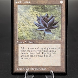 以下が含まれることがあります： 茶色の縁取りと黒いフレームのBlack Lotusトレーディングカード。アートワークは、テクスチャのある緑の背景に暗い紫色の花を描いています。テキストには、Black Lotus、0、Mono Artifact、Adds 3 mana of any single color、Illus. Christopher Rushと書かれています。