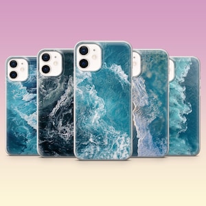 Könnte beinhalten: Fünf Smartphone-Hüllen in einer Reihe, jede mit einer hochauflösenden Luftaufnahme von Meereswellen, die an die Küste branden. Die Designs zeigen verschiedene Schattierungen von tiefem Blau, Türkis und weißem Meeresschaum in einem Muster.
