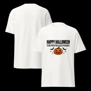 K&ouml;nnte beinhalten: Ein wei&szlig;es T-Shirt mit kurzen &Auml;rmeln und dem schwarzen Text HAPPY HALLOWEEN To My Fellow Neurospicy Pumpkins &uuml;ber einer Grafik eines orangefarbenen K&uuml;rbisses mit gezacktem Grinsen, flankiert von zwei kleinen schwarzen Flederm&auml;usen und Sternen.