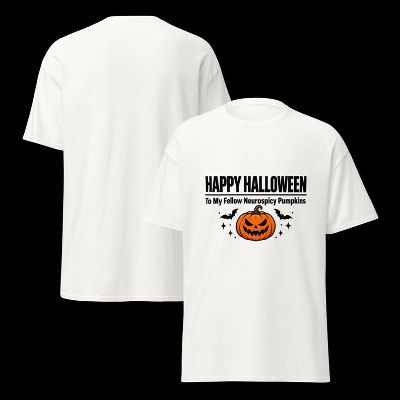 K&ouml;nnte beinhalten: Ein wei&szlig;es T-Shirt mit kurzen &Auml;rmeln und dem schwarzen Text HAPPY HALLOWEEN To My Fellow Neurospicy Pumpkins &uuml;ber einer Grafik eines orangefarbenen K&uuml;rbisses mit gezacktem Grinsen, flankiert von zwei kleinen schwarzen Flederm&auml;usen und Sternen.