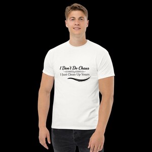 Puede incluir: Una camiseta blanca de manga corta con texto negro en el pecho que dice I Don't Do Chaos I Just Clean Up Yours, acompa&ntilde;ada de adornos negros decorativos y un acento de l&iacute;nea curva centrado debajo del texto impreso.