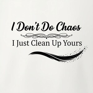Puede incluir: Un adhesivo gr&aacute;fico negro sobre fondo blanco con el texto I Don't Do Chaos I Just Clean Up Yours en una mezcla de fuentes serif y script. Un adorno decorativo separa las dos l&iacute;neas de texto, junto a un trazo curvo con puntos.
