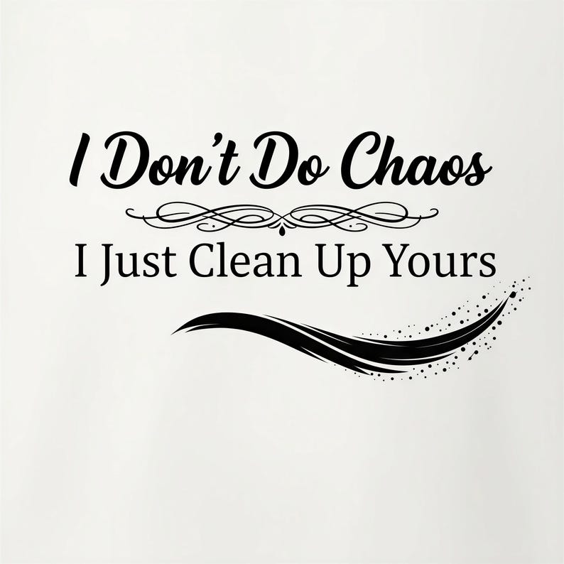 Puede incluir: Un adhesivo gr&aacute;fico negro sobre fondo blanco con el texto I Don't Do Chaos I Just Clean Up Yours en una mezcla de fuentes serif y script. Un adorno decorativo separa las dos l&iacute;neas de texto, junto a un trazo curvo con puntos.