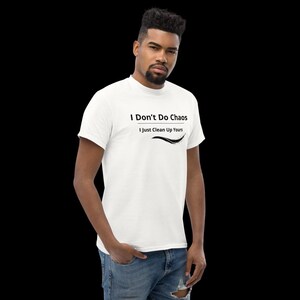 Op de afbeelding: Een wit T-shirt met korte mouwen voorzien van de zwarte tekst I Don't Do Chaos I Just Clean Up Yours met een decoratieve zwarte swoosh-afbeelding onder de tekst, op een effen witte stof.