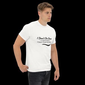 Puede incluir: Una camiseta blanca de manga corta con texto negro que dice I Don't Do Chaos I Just Clean Up Yours, acompa&ntilde;ada de un adorno decorativo y un gr&aacute;fico de l&iacute;nea curva centrado en el &aacute;rea del pecho de la prenda.