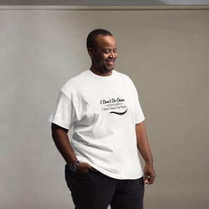 Puede incluir: Una camiseta blanca de manga corta con texto negro centrado en el pecho que dice I Don't Do Chaos I Just Clean Up Yours, con una l&iacute;nea decorativa que separa las dos frases y una l&iacute;nea curva debajo del texto.