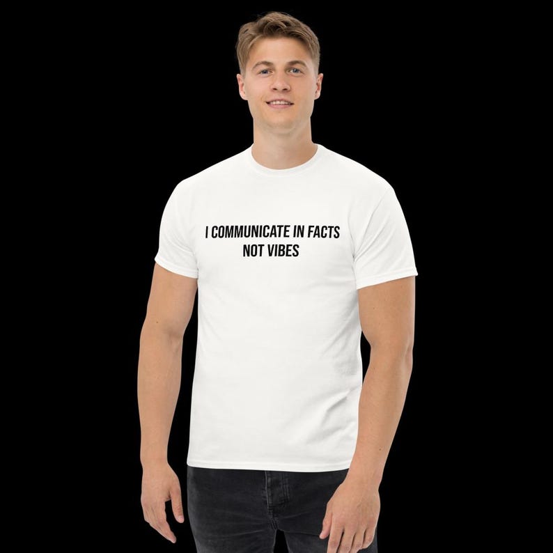 Peut inclure: Un t-shirt blanc &agrave; manches courtes avec le texte noir "I COMMUNICATE IN FACTS NOT VIBES" imprim&eacute; en police sans empattement sur la poitrine. Le v&ecirc;tement pr&eacute;sente un col rond classique et une coupe droite standard.